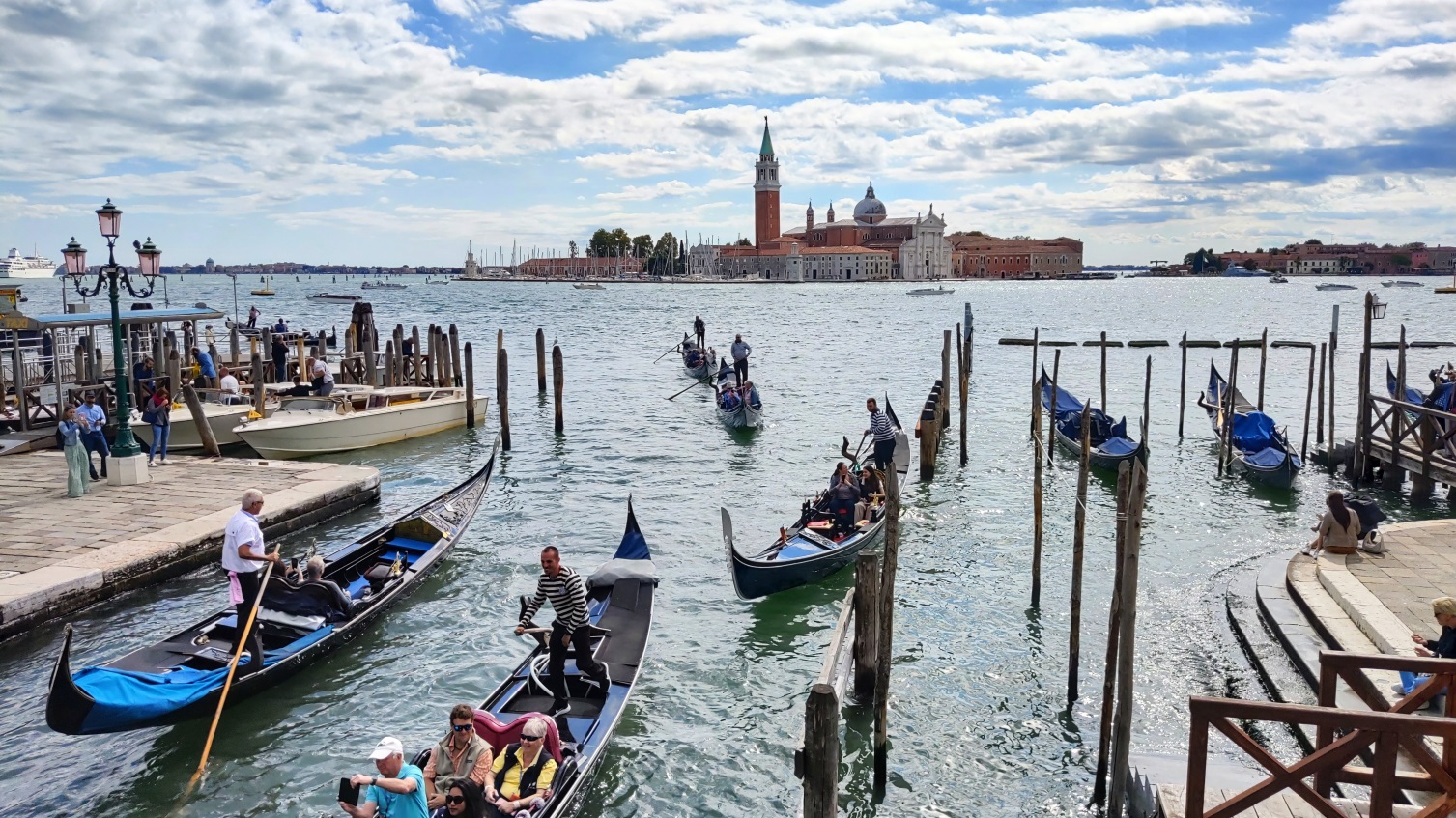 venezia_gondoleros